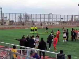 Amatör Futbolcu, Rakibine Tekme Attı