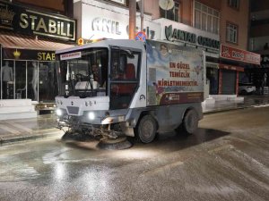 Cadde Ve Sokaklar Sabunlu Suyla Yıkanıyor