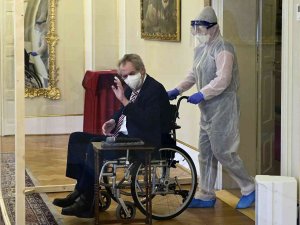 Çekya Devlet Başkanı Zeman’ın Törene Kabin İçinde Katılması Gündem Oldu