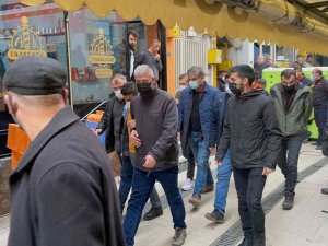 3 Kişiyi Bıçakladı, Çatıda İntihar Girişiminde Bulundu