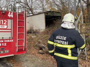 Düzce’de Hızı 132 Kilometreyi Bulan Lodos Evlerin Çatılarını Uçurdu