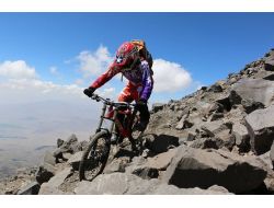 Ağrı Dağı’nın Zirvesinden Bisikletle İnen Kıvılcım'ın Hedefi Kilimanjaro Dağı