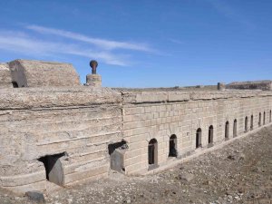 Kars’ta 271 Yıllık Tabya Yok Oluyor