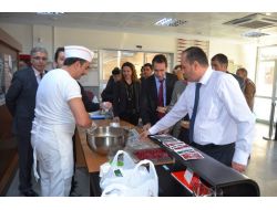 Maliyeciler Mükelleflere Aşure Dağıttı