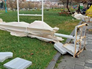 Dev Şemsiyeler Uçtu, Mermer Taşları Yerinden Oynadı