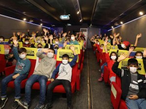 ‘Gezen Sinema Tırı’ Yüreğirli Çocuklarla Buluştu
