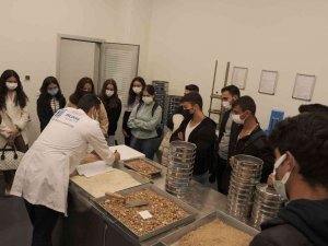 Üniversiteliler Yapı Malzemeleri Laboratuvarını Gezdi