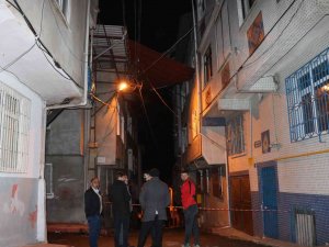 Samsun’da Fırtınadan Uçan Çatı 2 Apartmanın Arasında Kaldı