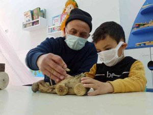 Bu Okulda Dedeler Oyuncak Yapıyor, Nineler Masal Anlatıyor