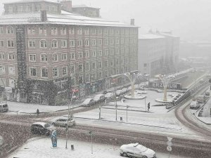 Erzurum’da Yoğun Kar Yağışı Etkili Oluyor