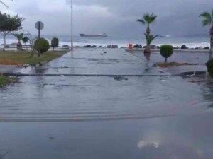 İ̇skenderun’da Deniz Taştı