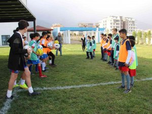 Çocuklar Futbolu Paylaşmak İçin Bir Araya Geldi