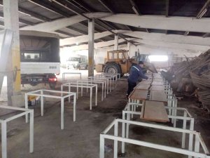 Belediye Ara Tatilde Okul Sıralarını Onardı