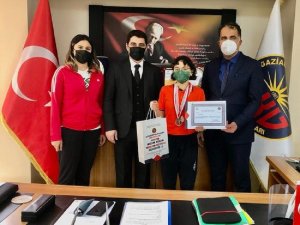 Gkv’li İ̇dil Erkan’ın Yüzme Başarısı