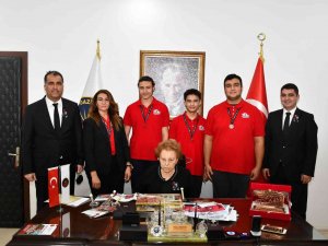 Nüket Ersoy’a Öğrencilerden Anlamlı Ziyaret