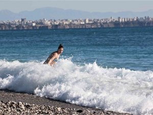 Türkiye Güne Kar Yağışı İle Uyanırken Antalya’da Turistler Denize Koştu