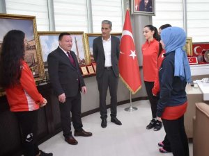 Sporcular Kupalarıyla Başkan Beyoğlu’nu Ziyaret Etti