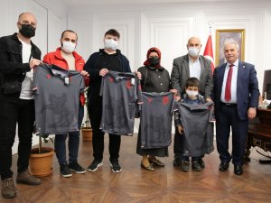 Maç Sonucunu Tahmin Eden 5 Taraftara Formaları Başkan Demirtaş’tan