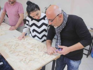 Kaybolan Meslek Ahşap Oymacılığının İnceliklerini Öğreniyorlar