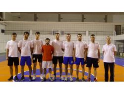 Üniversite Erkek Voleybol Takımı Grup Müsabakalarına Hazırlanıyor