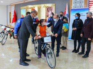 Kars’ta Dereceye Giren Öğrenciler Hediyelerini Aldı