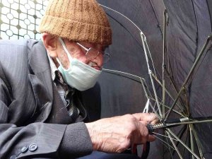 92 Yaşındaki Şemsiye Tamircisinin Azmi