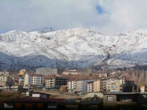Hakkari’nin Merzan Mahallesine Mevsimin İlk Karı Düştü