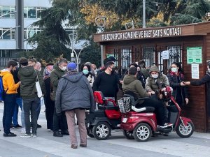 Trabzonspor Taraftarları, Adana Demirspor Maçı İçin Gişelere Akın Ediyor