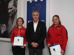 Kuşadalı Milli Karateci Akarkan, Başkan Yardımcısı Turan İle Bir Araya Geldi