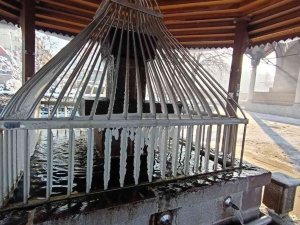 Erzurum Eksi 17 Dereceyi Gördü, Şadırvanlar, Ağaçlar Ve Duraklar Buz Tuttu