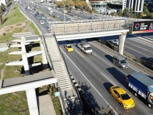 Maltepe’de Filmlere Konu Olacak Üst Geçit: Çıkışı Var İnişi Yok, 3 Yıldır Yapılmıyor