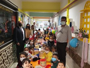 Minikler İlmek İlmek Sevgi Örüyor