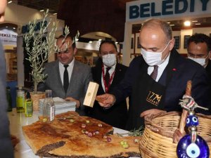 Başkan Özlü İ̇zmir Fuarında Zeytin Kırdı, Halı Dokudu