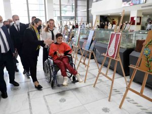 Engelli Sanatçının Ayaklarıyla Yaptığı Resimler Sergilendi