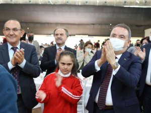 Başkan Böcek Engelli Bireylerler Ve Aileleriyle Bir Araya Geldi