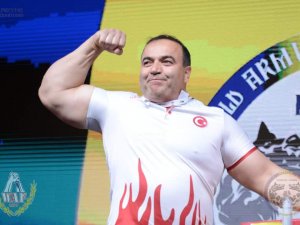 Sağ Elinin Ardından Bu Kez Sol Eliyle Dünya Şampiyonu Oldu
