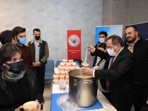 Üniversite Öğrencilerine Sınav Haftasında Sıcak Çorba İkramı