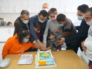 Dünya Engelliler Gününü Pasta Keserek Kutladılar