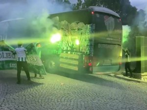 Denizli’de Bulunan Bursaspor Taraftarları Takımını Karşıladı