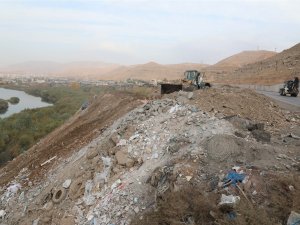 Cizre Belediyesi, İlçedeki Moloz Kirliliğinin Önüne Geçiyor