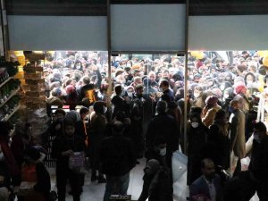 Van’da Avm Açılışında İzdiham