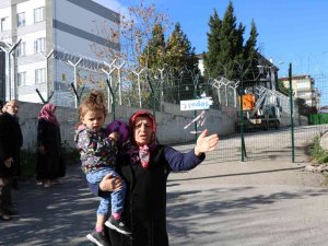 Mahalleli, Tel Örgüyle Kapatılan Sokağın Tekrar Açılmasını İstiyor