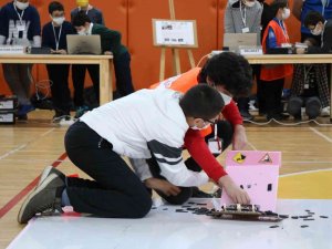 Ortaokul Öğrencilerinin Robotları Bilim Şenliğinde Yarıştı