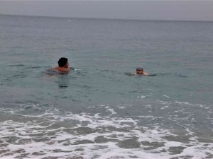 Meteoroloji Tarafından ‘Turuncu’ Kod İle Uyarılan Antalya’da Turistlerin Deniz Keyfi