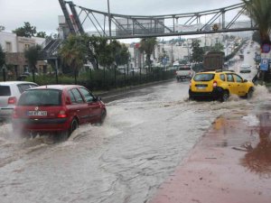 Bodrum’da Sağanak Etkili Oldu, Bazı Noktalar Göle Döndü