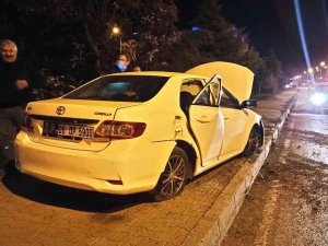 Kontrolden Çıkan Otomobil Kaldırıma Çıktı: 5 Yaralı