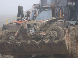 Çamura Saplanan Motosikletler Kepçeyle Pistten Çıkarıldı