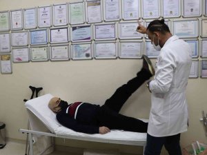 Yürüyemeyen Yarı Felçli Hastayı Yürüyerek Evine Gönderdi