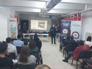 Polisten Öğrencilere Siber Eğitimi