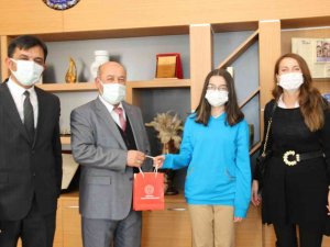 Kütahya’da Yarışmada Dereceye Giren Öğrencilere Ödülleri Verildi